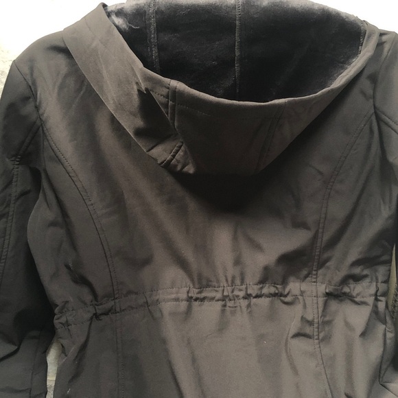 Woman’s Black Hooded Fur lined Jacket NWT - Picture 6 of 7